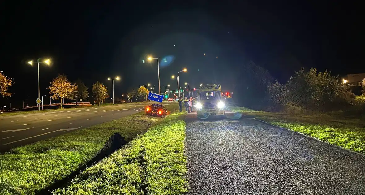 Automobilist verliest macht over stuur ramt verkeersbord en belandt in greppel