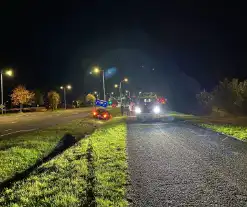 Automobilist verliest macht over stuur ramt verkeersbord en belandt in greppel