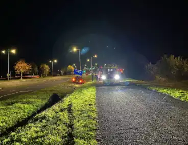 Automobilist verliest macht over stuur ramt verkeersbord en belandt in greppel