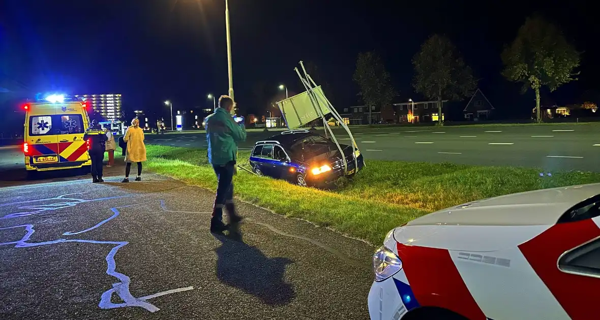 Automobilist verliest macht over stuur ramt verkeersbord en belandt in greppel - Foto 1