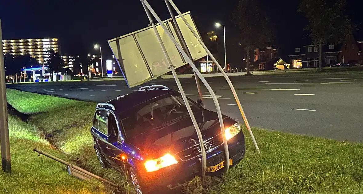 Automobilist verliest macht over stuur ramt verkeersbord en belandt in greppel - Foto 2