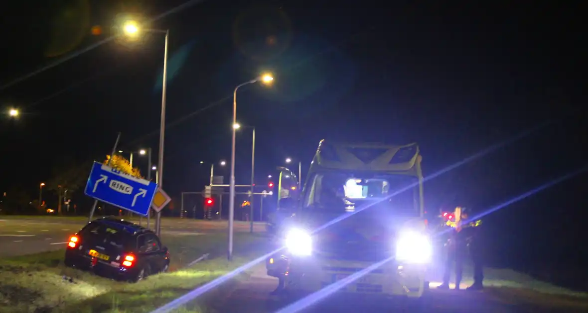 Automobilist verliest macht over stuur ramt verkeersbord en belandt in greppel - Foto 3