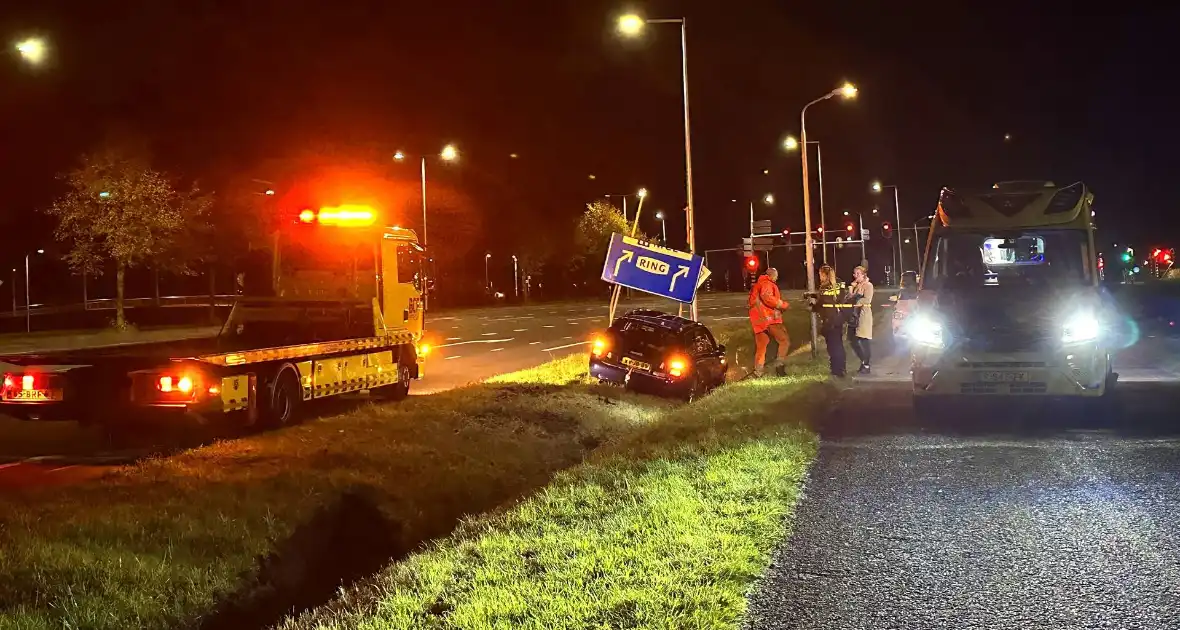 Automobilist verliest macht over stuur ramt verkeersbord en belandt in greppel - Foto 4