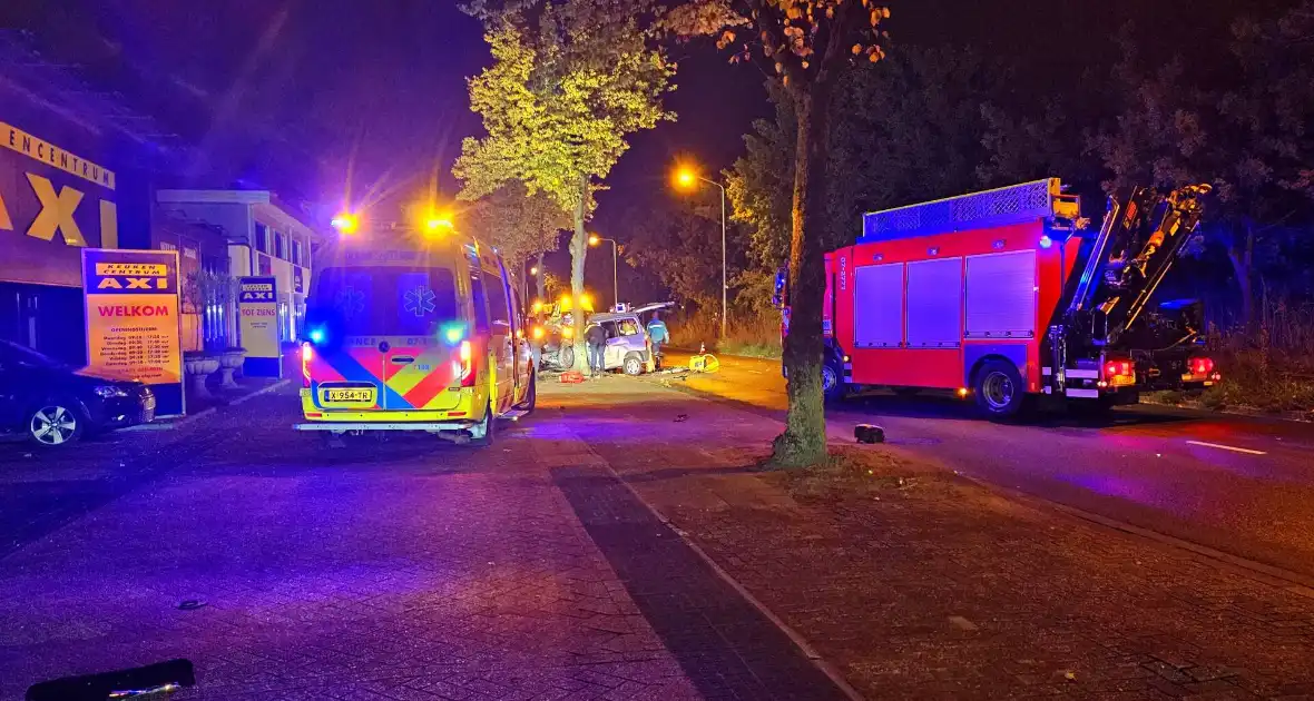 Zwaargewonde bij ernstige aanrijding - Foto 1