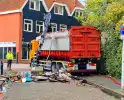 Containerwagen dumpt brandend afval op straat