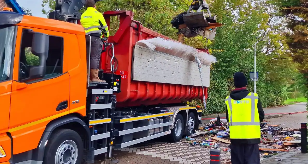 Containerwagen dumpt brandend afval op straat - Foto 1