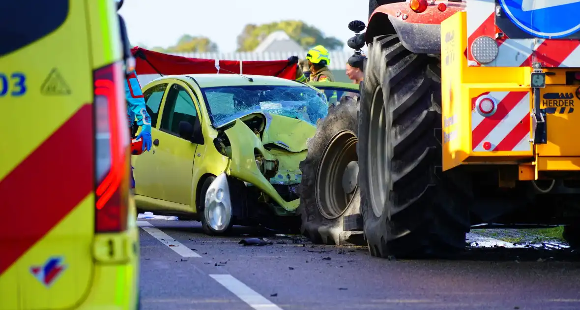 Automobilist komt om bij botsing met tractor - Foto 6