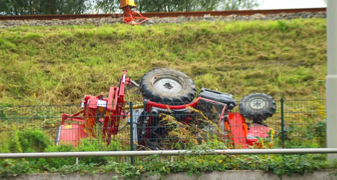 Tractormaaier kantelt