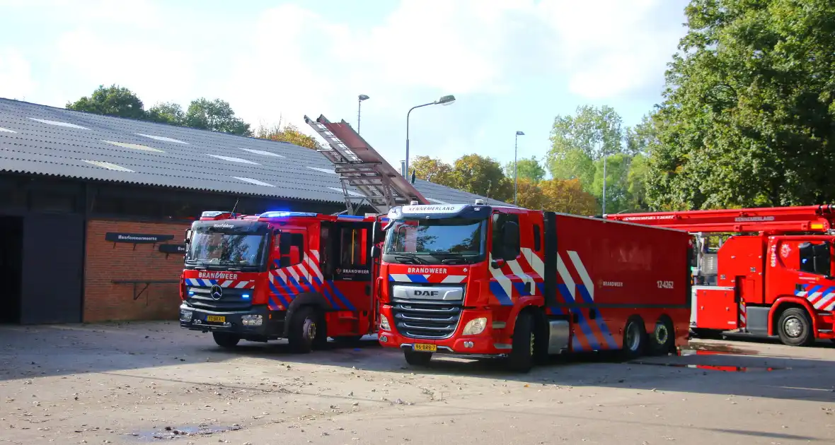 Brandweer groots ingezet voor brand bij manege