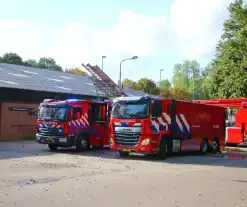 Brandweer groots ingezet voor brand bij manege