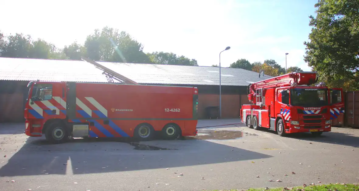 Brandweer groots ingezet voor brand bij manege - Foto 1