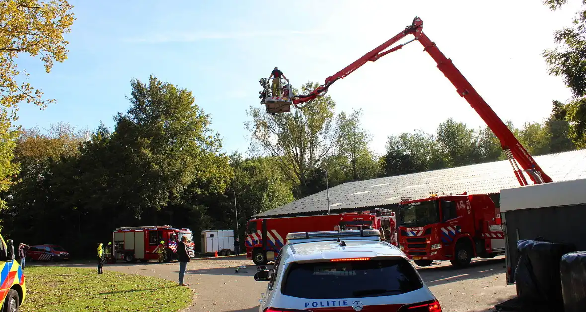 Brandweer groots ingezet voor brand bij manege - Foto 10