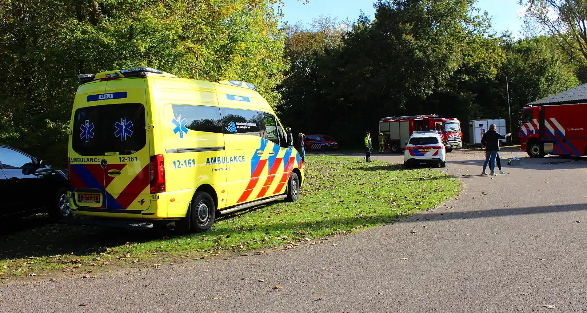 Brandweer groots ingezet voor brand bij manege - Foto 11