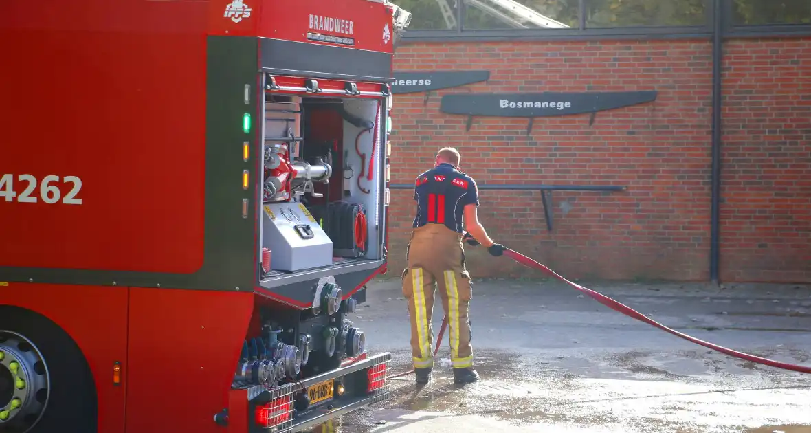 Brandweer groots ingezet voor brand bij manege - Foto 2