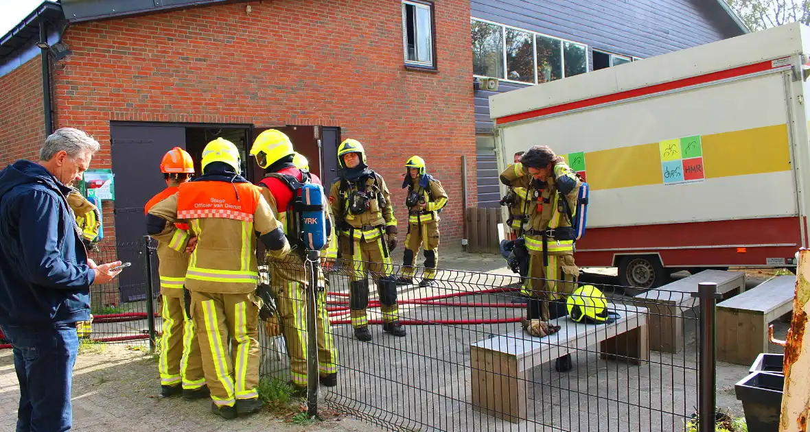 Brandweer groots ingezet voor brand bij manege - Foto 3