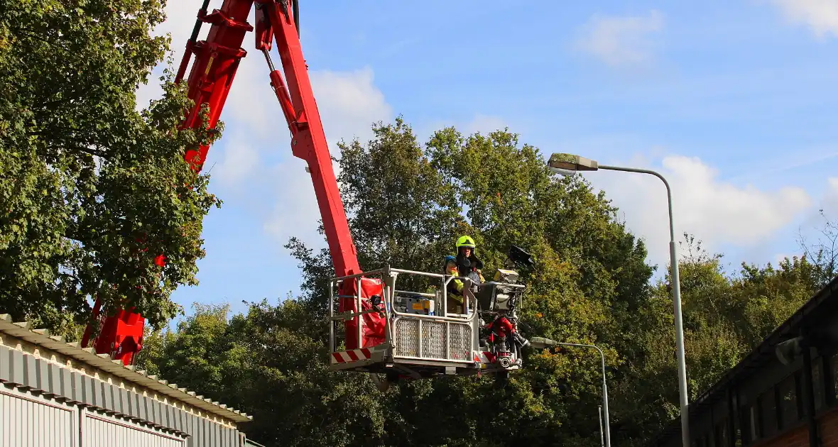 Brandweer groots ingezet voor brand bij manege - Foto 4