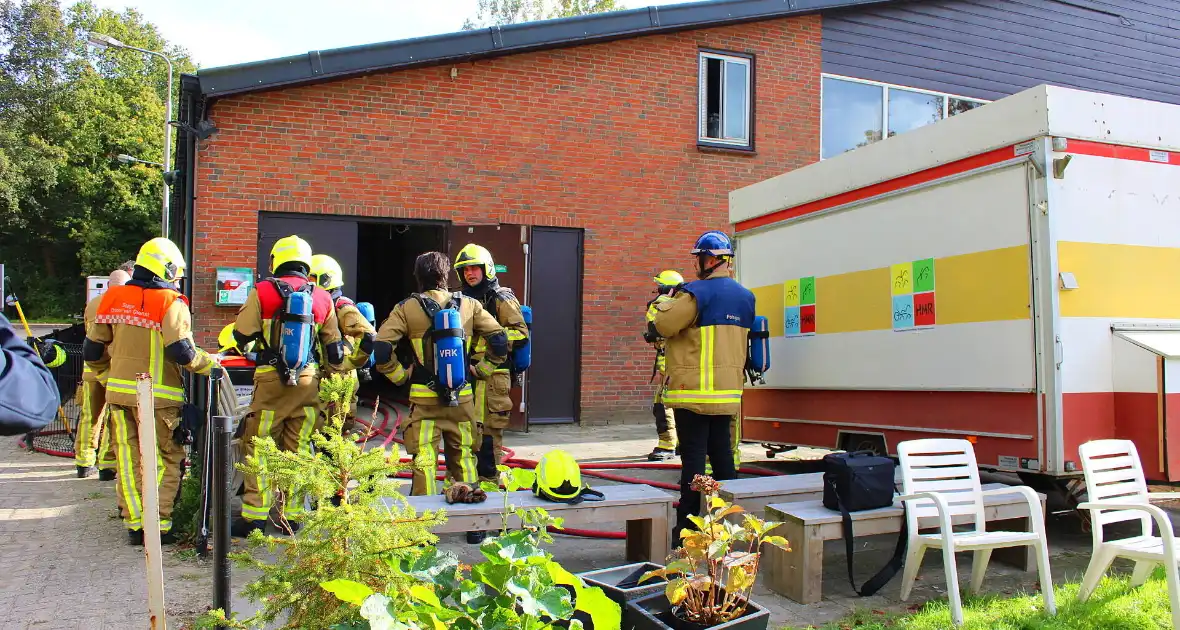 Brandweer groots ingezet voor brand bij manege - Foto 5