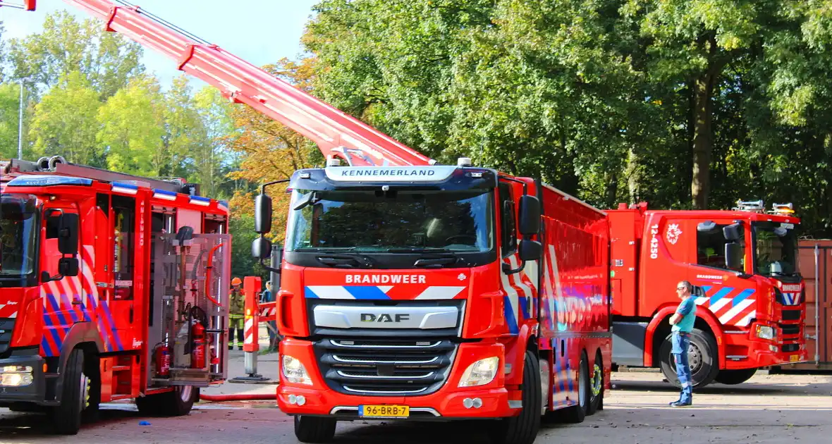 Brandweer groots ingezet voor brand bij manege - Foto 6