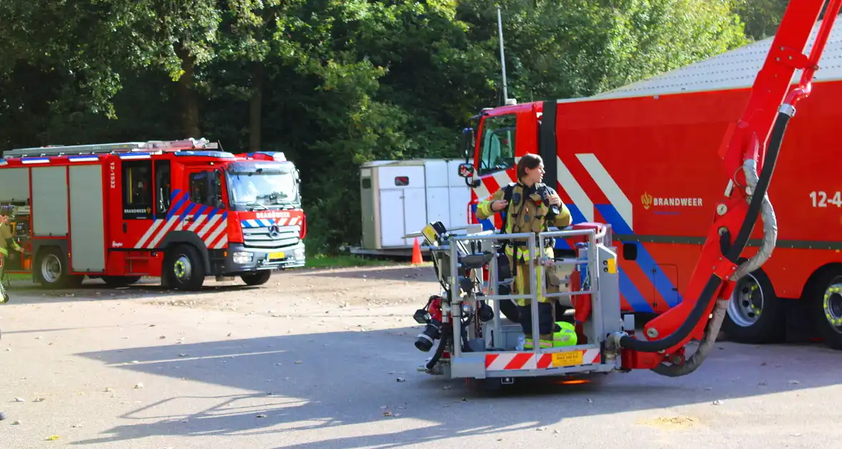 Brandweer groots ingezet voor brand bij manege - Foto 7