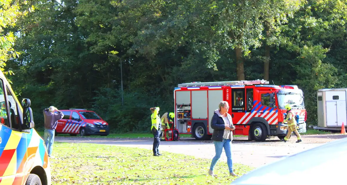 Brandweer groots ingezet voor brand bij manege - Foto 9