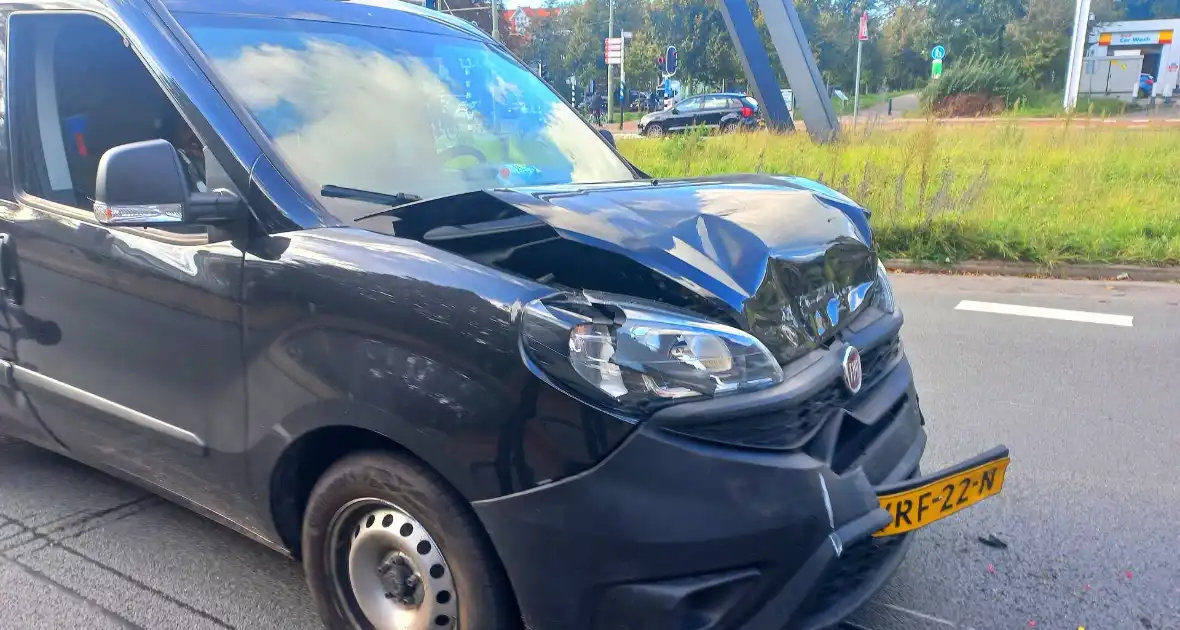 Invoegende personenauto veroorzaakt ongeval - Foto 1