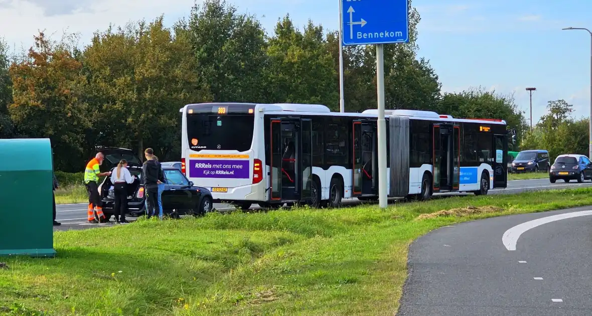 Lijnbus en personenauto met elkaar in botsing