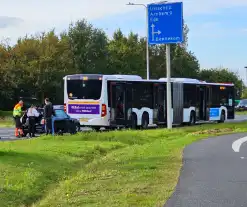 Lijnbus en personenauto met elkaar in botsing