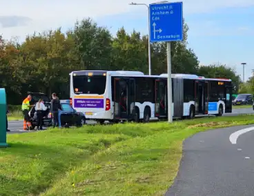 Lijnbus en personenauto met elkaar in botsing