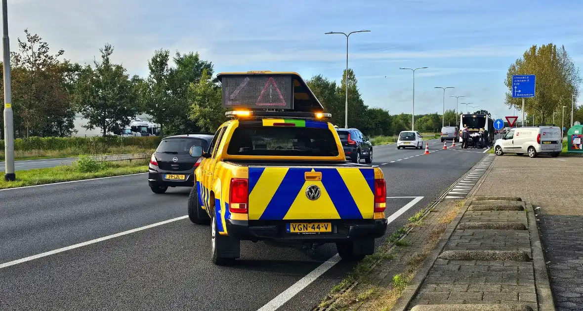 Lijnbus en personenauto met elkaar in botsing - Foto 1