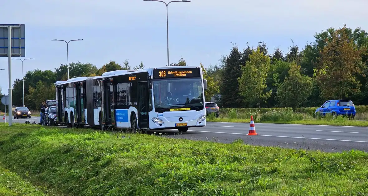 Lijnbus en personenauto met elkaar in botsing - Foto 2