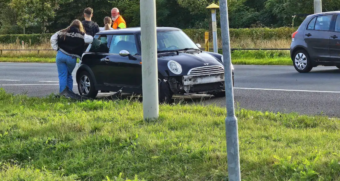 Lijnbus en personenauto met elkaar in botsing - Foto 3