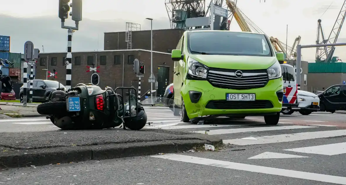 Scooterrijder gelanceerd bij botsing met bestelbus