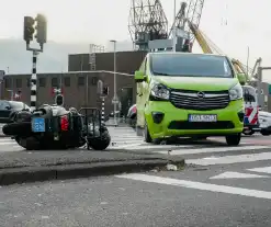 Scooterrijder gelanceerd bij botsing met bestelbus