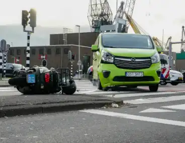 Scooterrijder gelanceerd bij botsing met bestelbus