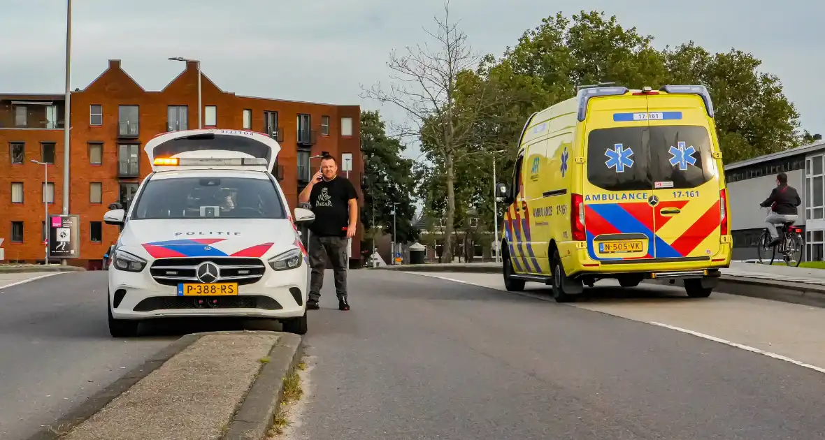 Scooterrijder gelanceerd bij botsing met bestelbus - Foto 1