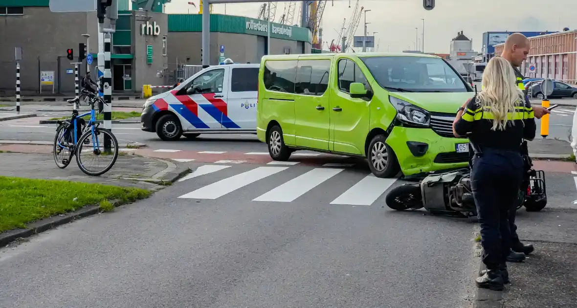 Scooterrijder gelanceerd bij botsing met bestelbus - Foto 2