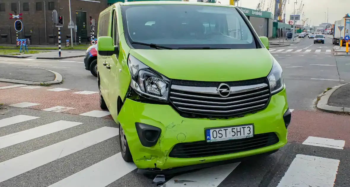 Scooterrijder gelanceerd bij botsing met bestelbus - Foto 3