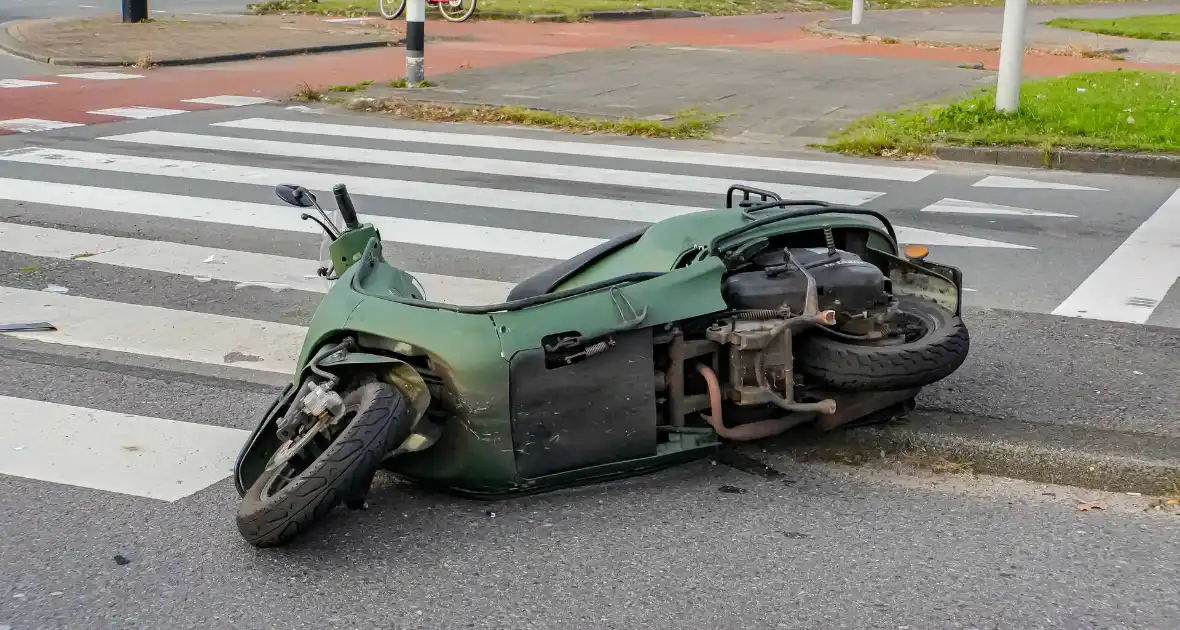 Scooterrijder gelanceerd bij botsing met bestelbus - Foto 4