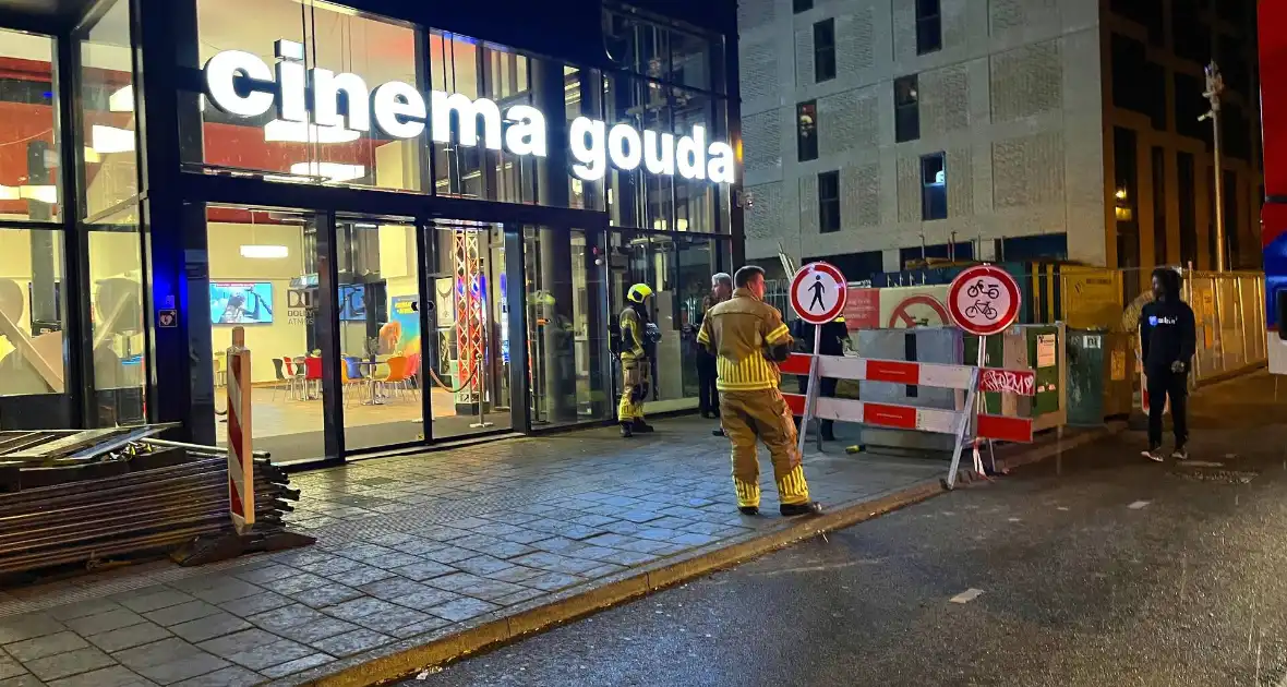 Brandweer onderzoekt vreemde lucht in bioscoop - Foto 1