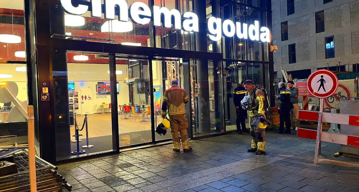 Brandweer onderzoekt vreemde lucht in bioscoop - Foto 2