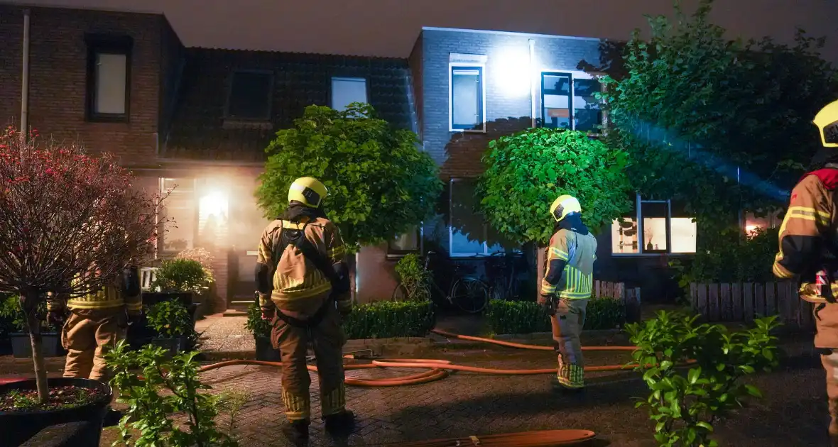 Politie onderzoekt explosie bij voordeur - Foto 2