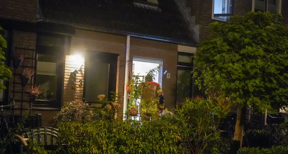 Politie onderzoekt explosie bij voordeur - Foto 3