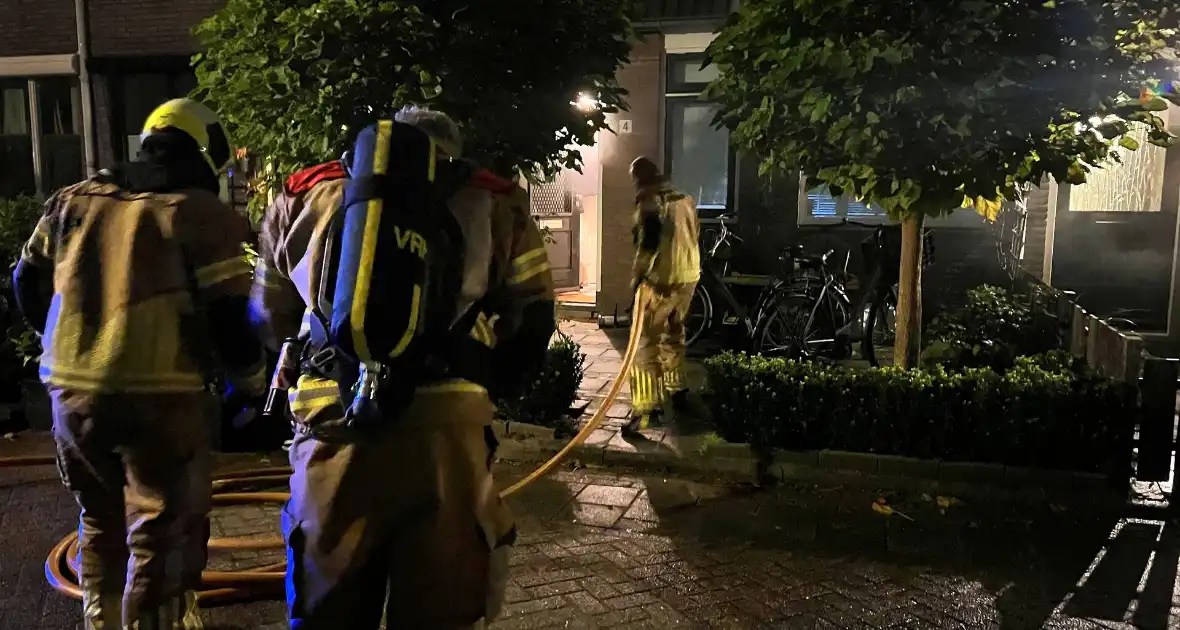 Politie onderzoekt explosie bij voordeur - Foto 6