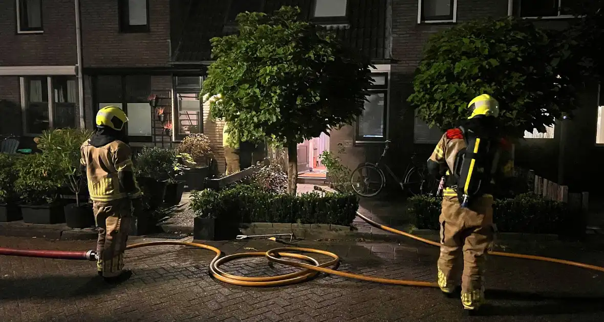 Politie onderzoekt explosie bij voordeur - Foto 8