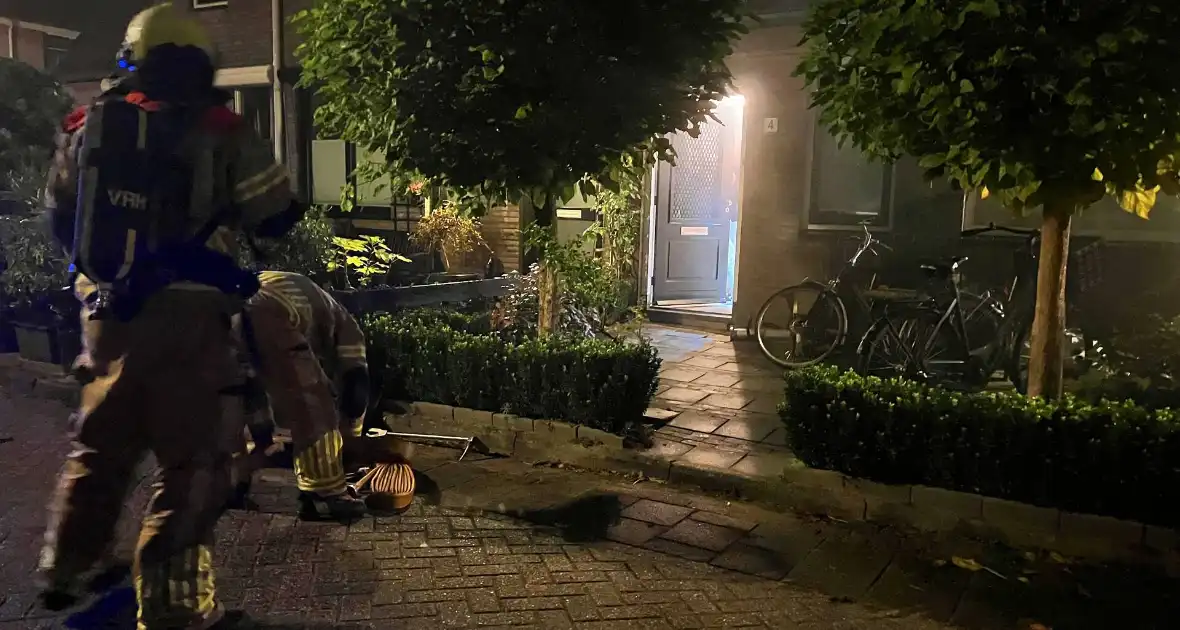 Politie onderzoekt explosie bij voordeur - Foto 9