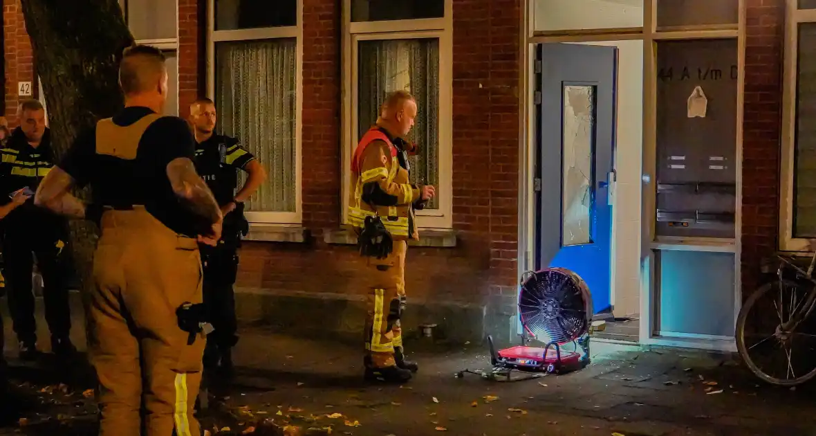 Twintig bewoners ontruimd na explosie in flatwoning - Foto 10