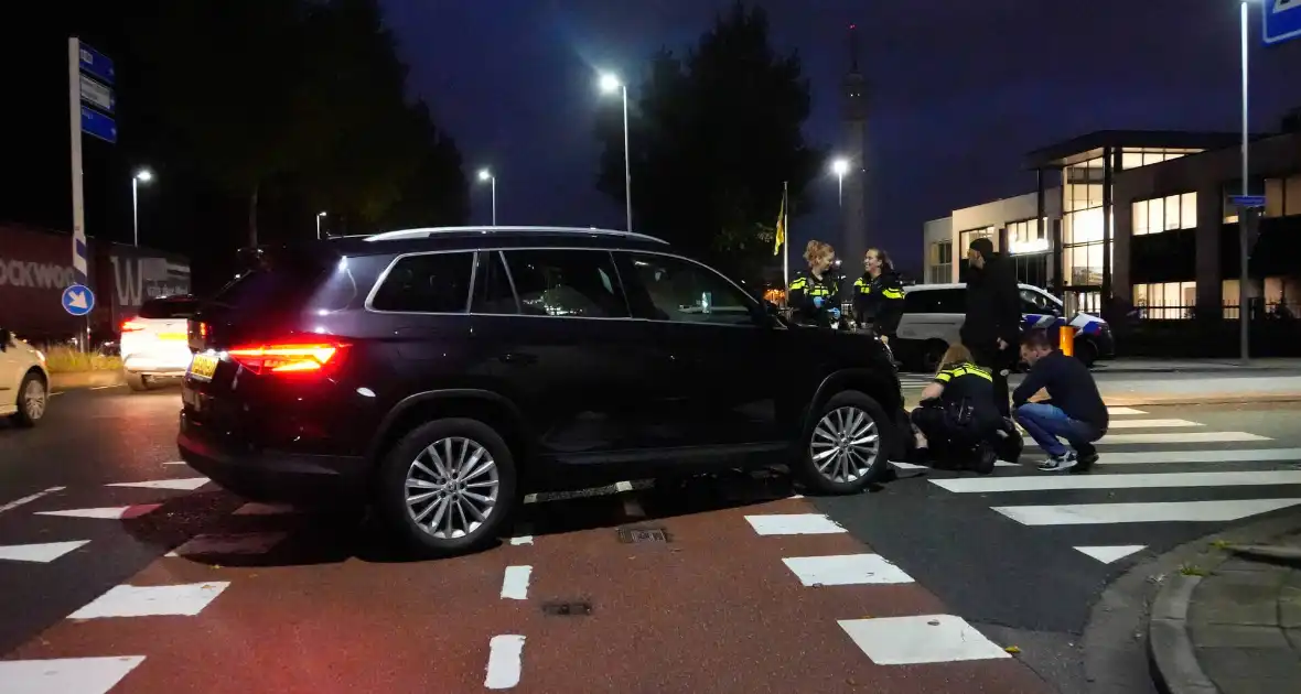 Scooterrijder klapt op personenauto