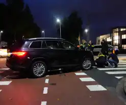 Scooterrijder klapt op personenauto