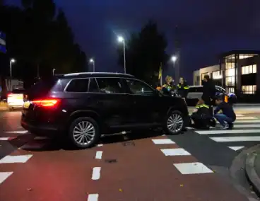 Scooterrijder klapt op personenauto