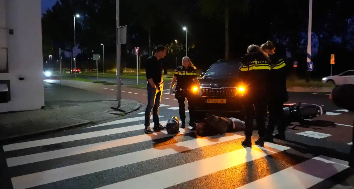 Scooterrijder klapt op personenauto - Foto 2